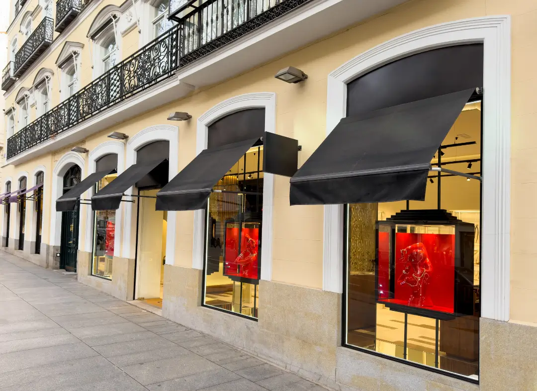 Façade vitrine de magasin en aluminium sur mesure à Caissargues